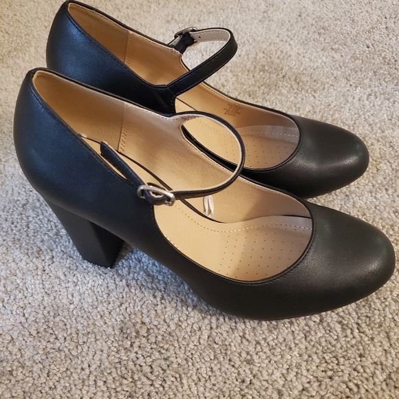Black Mary Janes - Picture 2 of 7